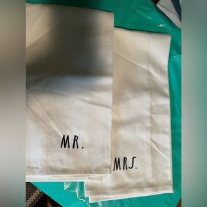 Rae Dunn hand towels white with black‎ lettering “MR &. MRS” NWOT